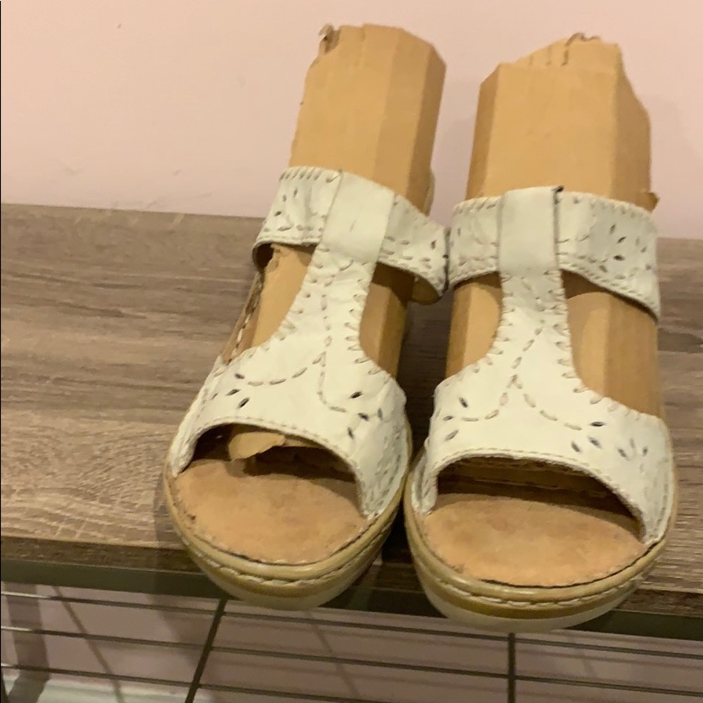 New without tag wedge sandals